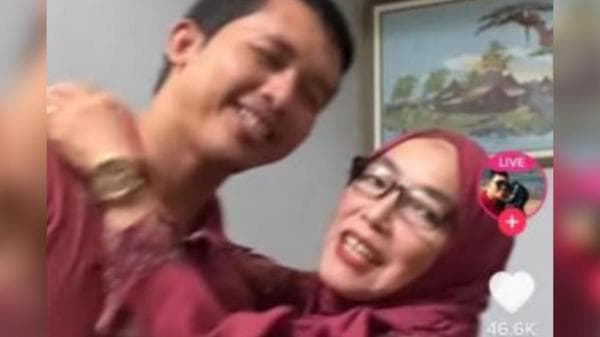 Viral! Suami Istri Terpaut Usia 18 Tahun, Netizen Sebut Ibu dan Anak Viral! Suami Istri Terpaut Usia 18 Tahun, Netizen Sebut Ibu dan Anak