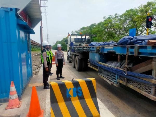 Jamin Keamanan di PT Krakatau International Port Cilegon, Personel Ditpamobvit Lakukan Pengamanan