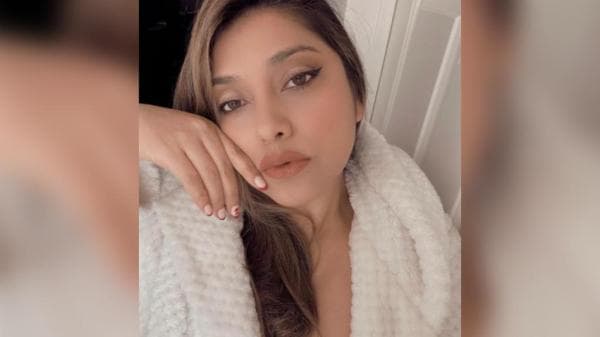 Seksinya Penampilan Sarah Azhari Pakai Mantel Tanpa Dalaman, Netizen: Makin Hot Seksinya Penampilan Sarah Azhari Pakai Mantel Tanpa Dalaman, Netizen: Makin Hot