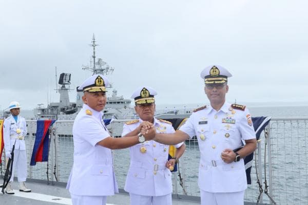 Pangkoarmada III Pimpin Sertijab Danguspurla di Atas KRI Teluk Weda 526, di Kawal KRI Karel Satsuit Pangkoarmada III Pimpin Sertijab Danguspurla di Atas KRI Teluk Weda 526, di Kawal KRI Karel Satsuit