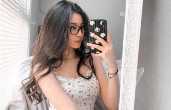 Postingan Gebian Kenakan Tank Top Transparan Bikin Resah Netizen Postingan Gebian Kenakan Tank Top Transparan Bikin Resah Netizen