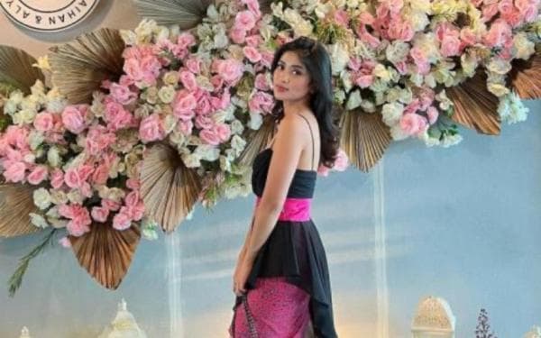 Potret Seksi Salsabila Syaira yang Viral usai Merangkul Rocky Gerung Potret Seksi Salsabila Syaira yang Viral usai Merangkul Rocky Gerung