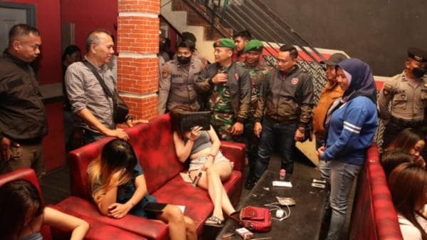 Razia Tempat Hiburan Malam di Tanjung Redeb, Tim Gabungan Sita Ratusan Botol Miras Ilegal Razia Tempat Hiburan Malam di Tanjung Redeb, Tim Gabungan Sita Ratusan Botol Miras Ilegal