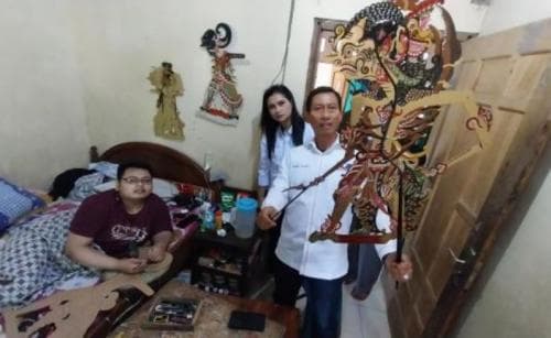 Perindo Angkat Anak Asuh Pemuda Difabel Pembuat Wayang di Banyumas Perindo Angkat Anak Asuh Pemuda Difabel Pembuat Wayang di Banyumas