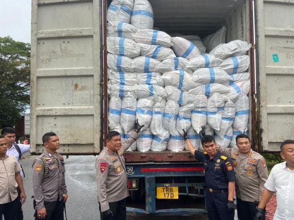 Masyarakat Sentil Bea Cukai Batam Terkait Dua Kontainer Pakaian Bekas Impor Masyarakat Sentil Bea Cukai Batam Terkait Dua Kontainer Pakaian Bekas Impor