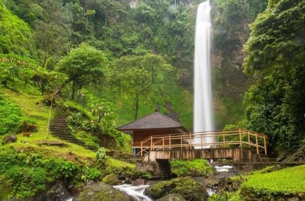 Mitos Dibalik Keindahan Air Terjun Tertinggi di Kota Bandung Bagi Sepasang Kekasih Mitos Dibalik Keindahan Air Terjun Tertinggi di Kota Bandung Bagi Sepasang Kekasih