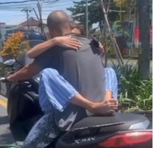 Netizen Geram ! Sepasang Bule Saling Peluk Pangku di Atas Motor di Jalanan Bali Netizen Geram ! Sepasang Bule Saling Peluk Pangku di Atas Motor di Jalanan Bali
