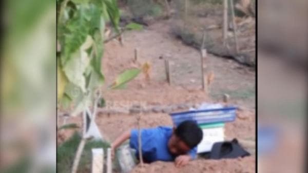 Viral, Bocah Menangis di Atas Makam Ayahnya Sebelum Jualan Keliling Viral, Bocah Menangis di Atas Makam Ayahnya Sebelum Jualan Keliling