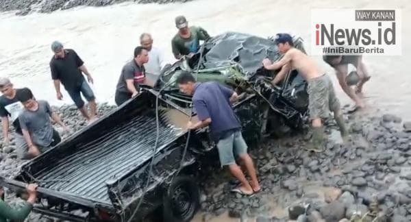 Mobil L300 Rusak Berat Pasca Terseret Puluhan Meter usai Diterjang Banjir Bandang Sungai Way Banding Mobil L300 Rusak Berat Pasca Terseret Puluhan Meter usai Diterjang Banjir Bandang Sungai Way Banding