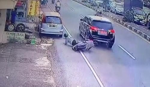 Waduh! Mobil Pelat Merah Tabrak Lari Pemotor di Klaten, Pelaku Ditangkap! Waduh! Mobil Pelat Merah Tabrak Lari Pemotor di Klaten, Pelaku Ditangkap!