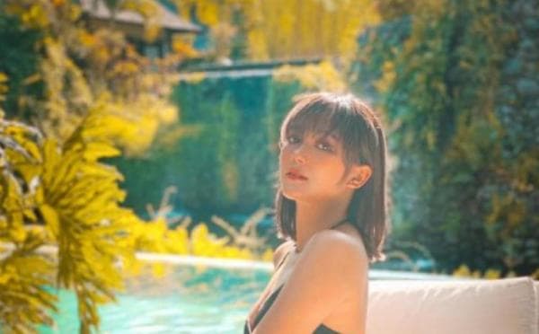 Seksinya Marion Jola Kenakan Swimsuit di Kolam Renang, Pamer Kulit Eksotis Seksinya Marion Jola Kenakan Swimsuit di Kolam Renang, Pamer Kulit Eksotis