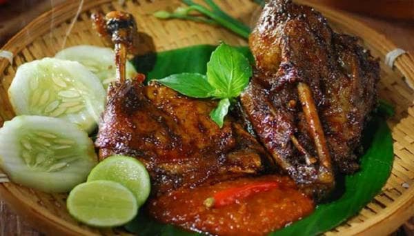5 Rekomendasi Tempat Makan Bebek Paling Maknyus di Bandung, Rasanya Bikin Nagih! 5 Rekomendasi Tempat Makan Bebek Paling Maknyus di Bandung, Rasanya Bikin Nagih!