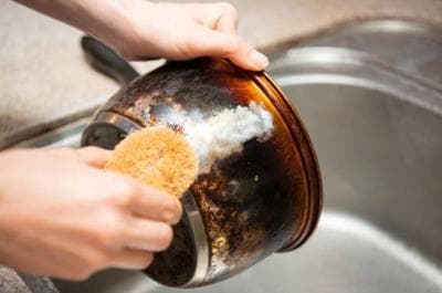 Kerak Pantat Auto Hilang! Panci kembali Kinclong cukup dengan 1 Bahan Ajaib ini Kerak Pantat Auto Hilang! Panci kembali Kinclong cukup dengan 1 Bahan Ajaib ini