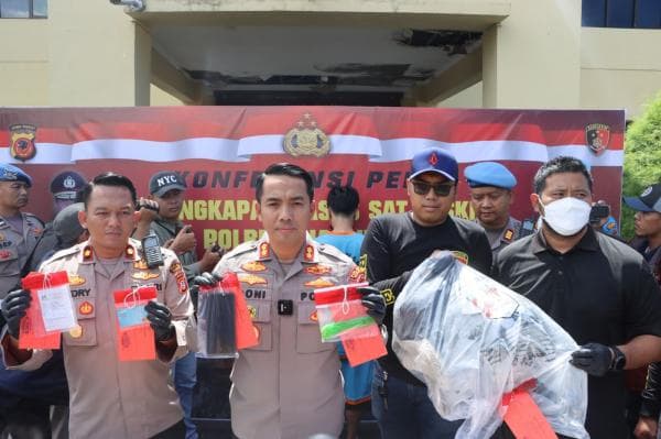 Polres Cianjur Ungkap Pria Asal Bogor Yang Ditemukan Tewas di Wisma Sarongge Polres Cianjur Ungkap Pria Asal Bogor Yang Ditemukan Tewas di Wisma Sarongge