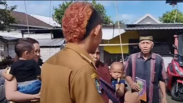 Kepala Desa di Lombok Viral dengan Gaya Rambut Punk Warna Pink Kepala Desa di Lombok Viral dengan Gaya Rambut Punk Warna Pink