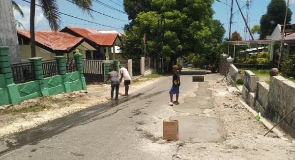 Pemuda Mangga Dua Perbaiki Jalan Rusak di Kelurahan Nunbaun Delha Pemuda Mangga Dua Perbaiki Jalan Rusak di Kelurahan Nunbaun Delha