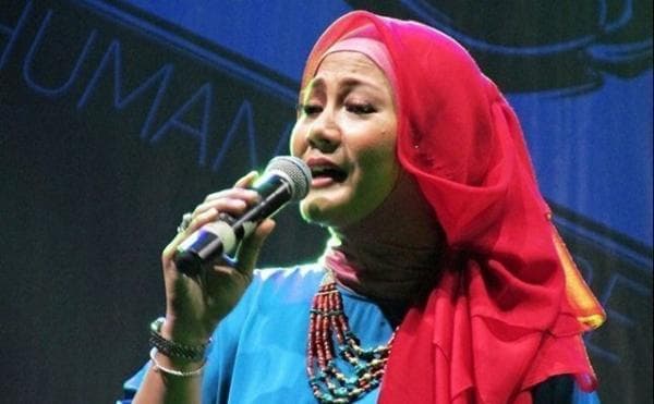 Menjadi Mualaf, Begini Kisah Iga Mawarni Penyanyi Jazz Cantik Era 1990-an Menjadi Mualaf, Begini Kisah Iga Mawarni Penyanyi Jazz Cantik Era 1990-an