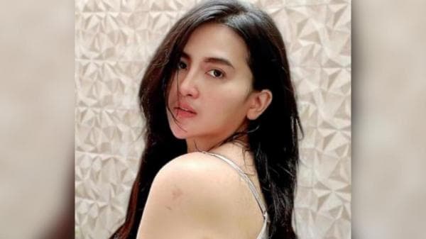 Potret Hot Diana Dee Kenakan Bra Tipis Pose di Tepi Kolam Renang Potret Hot Diana Dee Kenakan Bra Tipis Pose di Tepi Kolam Renang