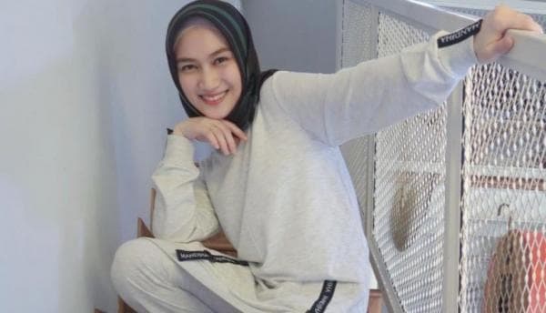 5 Artis yang Menikah dengan Mantan Pacarnya, Nomor 4 Melody Laksani 5 Artis yang Menikah dengan Mantan Pacarnya, Nomor 4 Melody Laksani