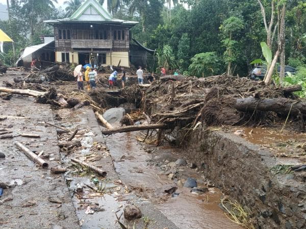 Banjir Bandang Terjang Sebuah Desa di Kaki Gunung Klabat, Minahasa Utara Banjir Bandang Terjang Sebuah Desa di Kaki Gunung Klabat, Minahasa Utara