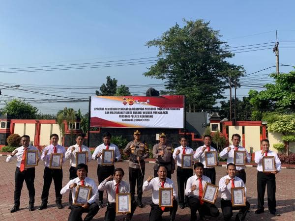 Kapolres Karawang Beri Penghargaan ke 21 Polisi Berprestasi Kapolres Karawang Beri Penghargaan ke 21 Polisi Berprestasi
