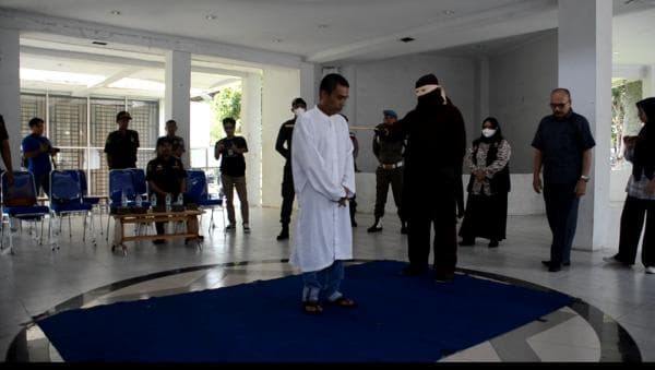 Dua Warga Banda Aceh di Cambuk Karena Khalwat Dua Warga Banda Aceh di Cambuk Karena Khalwat