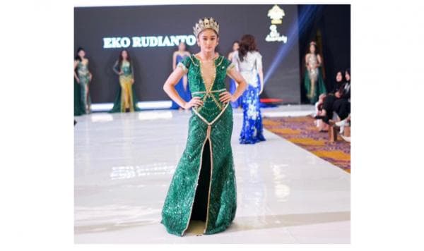 Balutan Dress Blink Blink Super Glamour ala Eko Rudianto di Fashion Show Etnura Balutan Dress Blink Blink Super Glamour ala Eko Rudianto di Fashion Show Etnura