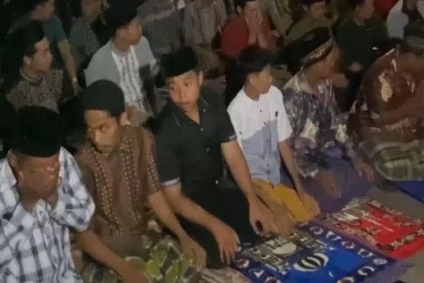 Shalat Tarawih Super Cepat di Blitar Ternyata Sudah Berumur 100 Tahun Lebih Shalat Tarawih Super Cepat di Blitar Ternyata Sudah Berumur 100 Tahun Lebih