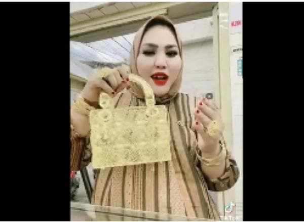 Heboh di Medsos Emak-emak Pamer Tas Berlapis Emas Seharga Ratusan Juta Heboh di Medsos Emak-emak Pamer Tas Berlapis Emas Seharga Ratusan Juta