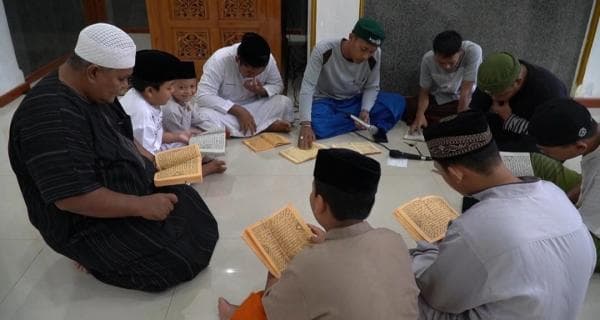 Ngaji Kitab Gundul Tradisi di Masjid Cilegon Jelang Berbuka Puasa saat Ramadan Ngaji Kitab Gundul Tradisi di Masjid Cilegon Jelang Berbuka Puasa saat Ramadan