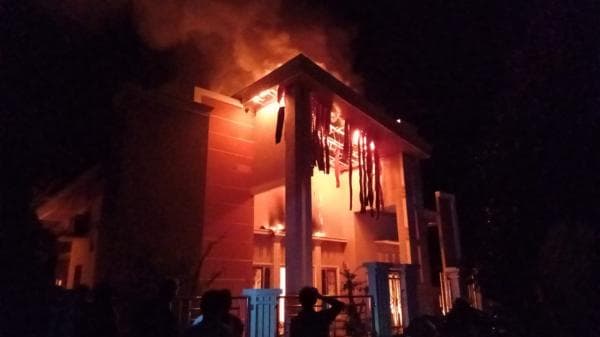 Gempar! Rumah Permanen Terbakar di Bedeng Alang-alang Bumi Ratu Gempar! Rumah Permanen Terbakar di Bedeng Alang-alang Bumi Ratu