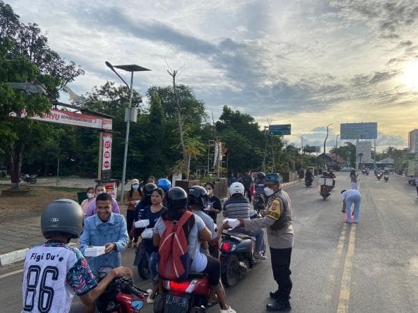 Jelang Buka Puasa Mawar Jingga Bagi Takjil Kepada Masyarakat Labuan Bajo Jelang Buka Puasa Mawar Jingga Bagi Takjil Kepada Masyarakat Labuan Bajo