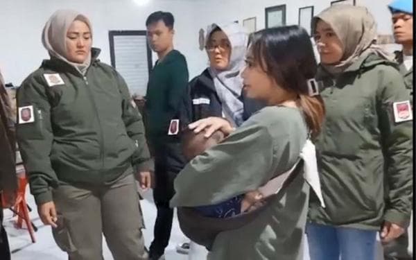 Bawa Bayi 6 Bulan, PSK Nekat Sembunyikan Anak di Toilet saat Terjaring Razia Satpol PP Bawa Bayi 6 Bulan, PSK Nekat Sembunyikan Anak di Toilet saat Terjaring Razia Satpol PP