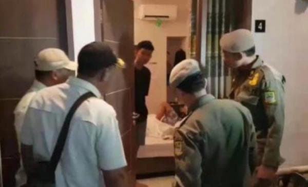 Pasangan Sejoli Mengaku Bidan, Tertangkap Satpol PP Berduaan di Kamar Hotel Pasangan Sejoli Mengaku Bidan, Tertangkap Satpol PP Berduaan di Kamar Hotel