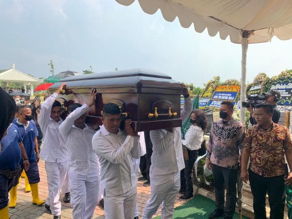 Ayahanda Mertua Hary Tanoesoedibjo Dimakamkan di San Diego Hills Karawang Ayahanda Mertua Hary Tanoesoedibjo Dimakamkan di San Diego Hills Karawang