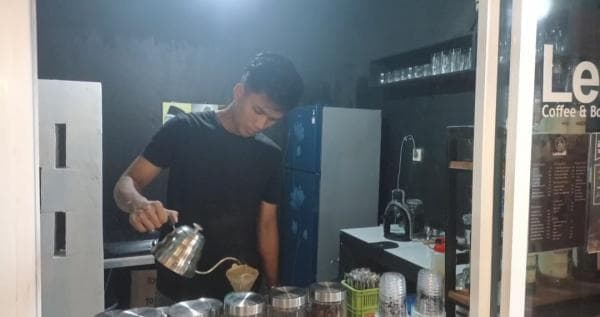 Mengintip Coffee Shop Lekturian Jombang yang Sediakan Perpustakaan Mini, Pas Buat Ngabuburit! Mengintip Coffee Shop Lekturian Jombang yang Sediakan Perpustakaan Mini, Pas Buat Ngabuburit!