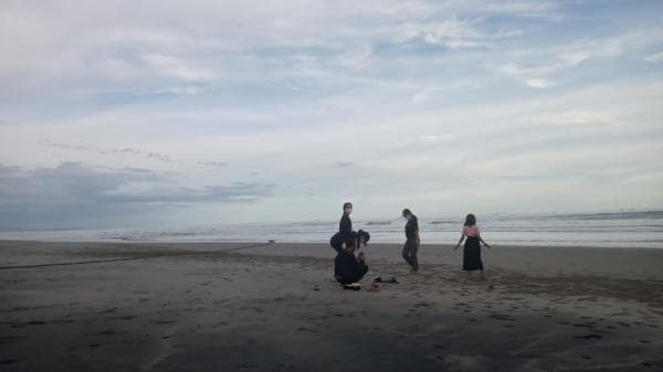 Indahnya Ngabuburit Sambil Menikmati Sunset di Pantai Cemara Cidaun Indahnya Ngabuburit Sambil Menikmati Sunset di Pantai Cemara Cidaun