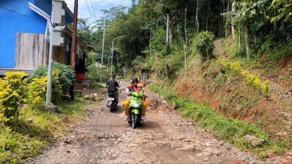 Warga dan Wisatawan Minta Akses Jalan ke Curug Citambur Segera Ada Perbaikan Warga dan Wisatawan Minta Akses Jalan ke Curug Citambur Segera Ada Perbaikan