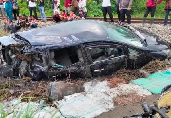 Mobil Tertabrak Kereta Api Di Pasar Baru Tanjung Balai, Suami Istri Kritis Mobil Tertabrak Kereta Api Di Pasar Baru Tanjung Balai, Suami Istri Kritis