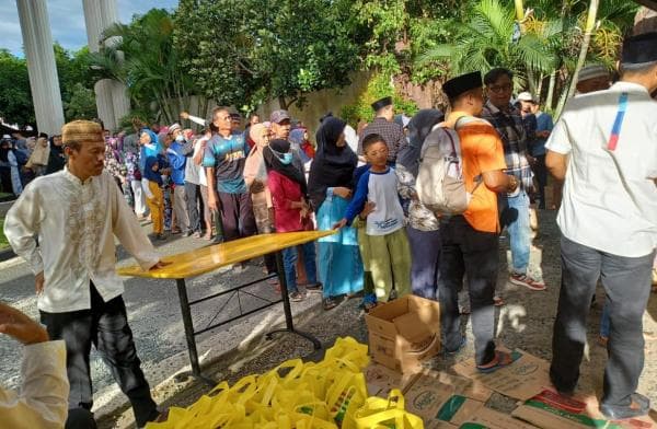 Keluarga Besar Alm Aat Syafaat, Bagikan Sembako Kepada Warga Tak Mampu Keluarga Besar Alm Aat Syafaat, Bagikan Sembako Kepada Warga Tak Mampu