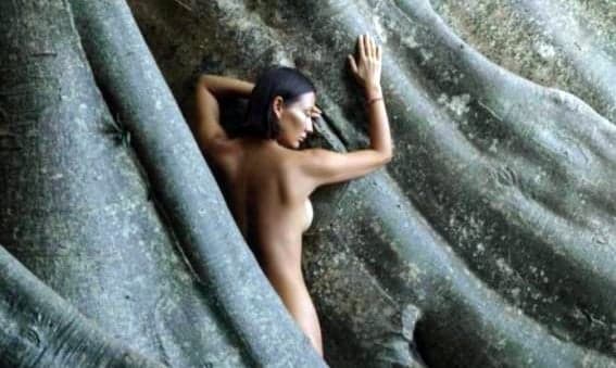 Heboh Bule Rusia Berfoto Bugil Peluk Pohon Keramat di Bali, Imigrasi Terus lakukan Pendalaman Heboh Bule Rusia Berfoto Bugil Peluk Pohon Keramat di Bali, Imigrasi Terus lakukan Pendalaman