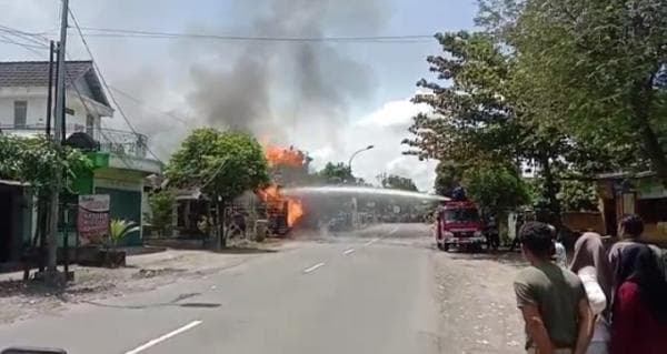 Bengkel Mobil, Tiga Unit Mobil dan Ratusan Tabung Gas LPG Ludes Terbakar Bengkel Mobil, Tiga Unit Mobil dan Ratusan Tabung Gas LPG Ludes Terbakar