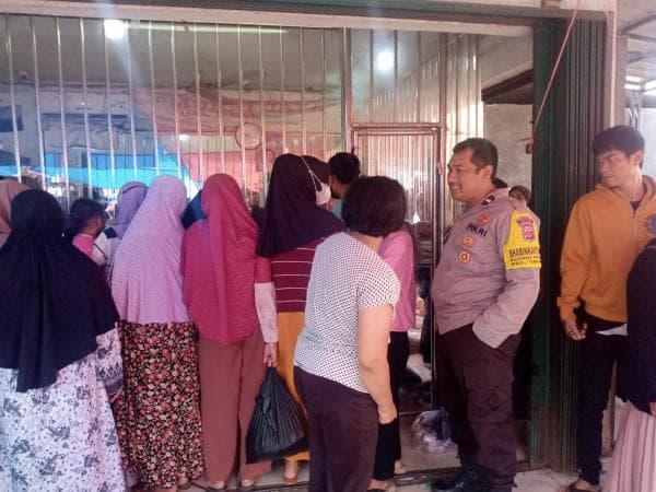 Jelang Lebaran, Emak-emak di Kabupaten Serang Ramai Datangi Toko Emas Jelang Lebaran, Emak-emak di Kabupaten Serang Ramai Datangi Toko Emas