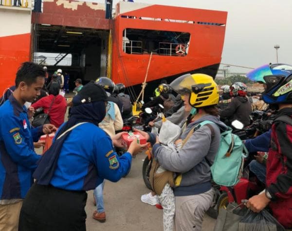 Karang Taruna Kelurahan Kepuh Cilegon, Berbagi Takjil Gratis Kepada Pemudik KR 2 di Pelindo Karang Taruna Kelurahan Kepuh Cilegon, Berbagi Takjil Gratis Kepada Pemudik KR 2 di Pelindo