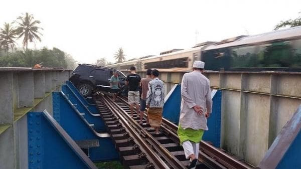 Puncak Mudik Diwarnai Fortuner Nyunsep, Melintang di Tengah Rel Kereta Api Puncak Mudik Diwarnai Fortuner Nyunsep, Melintang di Tengah Rel Kereta Api