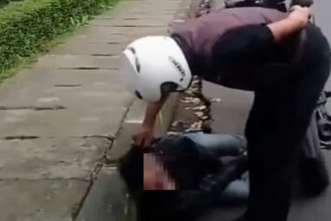 Meski Sudah Minta Maaf Pemotor Tetap Dihajar Sampai Kejang di Aspal, Ini Faktanya Meski Sudah Minta Maaf Pemotor Tetap Dihajar Sampai Kejang di Aspal, Ini Faktanya