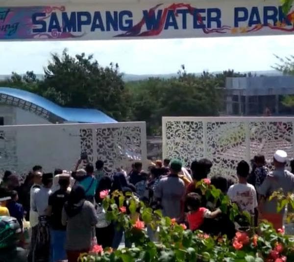Baru Launching Wisata Sampang Water Park di Serbu Ratusan Pengunjung Baru Launching Wisata Sampang Water Park di Serbu Ratusan Pengunjung