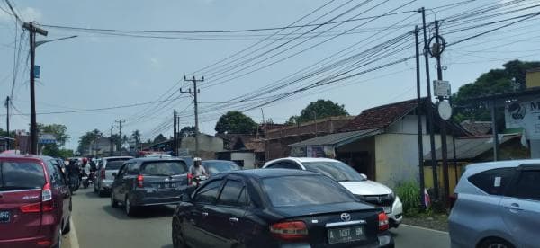 Libur Lebaran, Jalan Menuju Kawasan Wisata di Pandeglang Macet Lebih dari 5 Km Libur Lebaran, Jalan Menuju Kawasan Wisata di Pandeglang Macet Lebih dari 5 Km