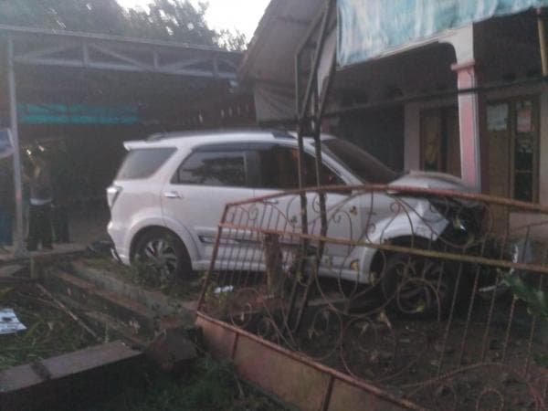 Kecelakaan Hari Ini, Toyota Rush Hantam Motor dan Rumah Warga di Manonjaya Tasikmalaya