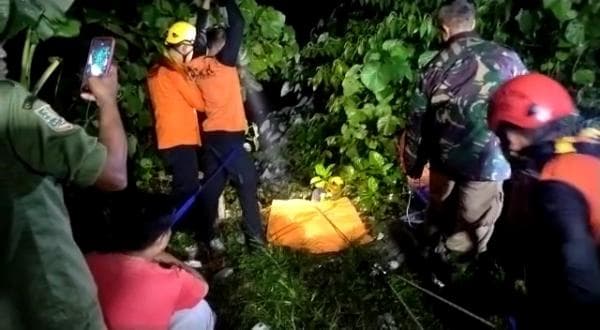 Kakek di Banyumas Terjatuh Saat Buang Sampah ke Sungai Pelus, Basarnas Lakukan Evakuasi Kakek di Banyumas Terjatuh Saat Buang Sampah ke Sungai Pelus, Basarnas Lakukan Evakuasi